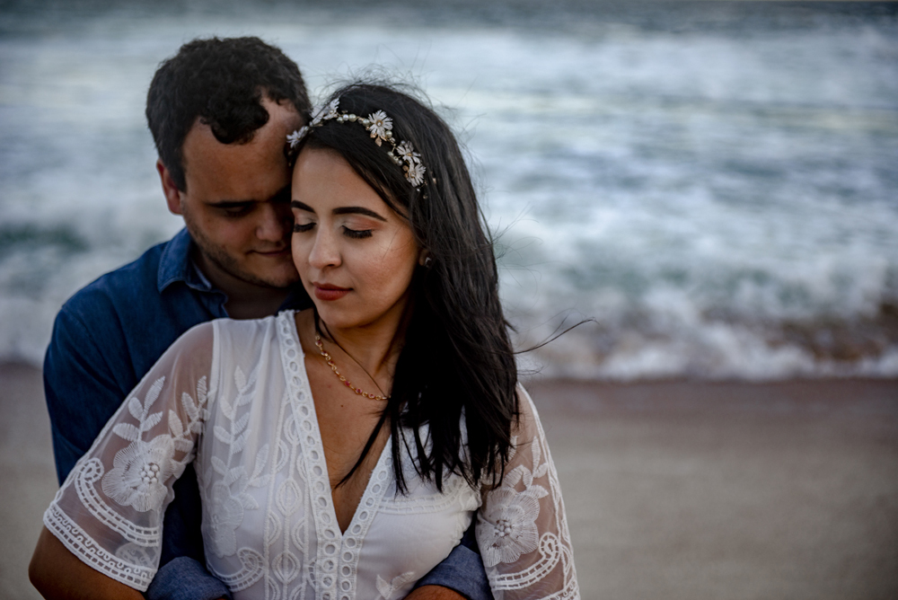 Ensaio pré wedding na cidade niterói no bosque de eucaliptos no parque da cidade fotografado por Nossa Casa Estúdio fotógrafos de casamento em rio de janeiro feito externo ao por do sol na floresta e na praia de itacoatiara com noiva e noivo
