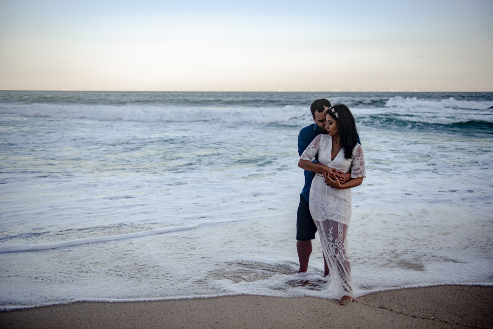 Ensaio pré wedding na cidade niterói no bosque de eucaliptos no parque da cidade fotografado por Nossa Casa Estúdio fotógrafos de casamento em rio de janeiro feito externo ao por do sol na floresta e na praia de itacoatiara com noiva e noivo