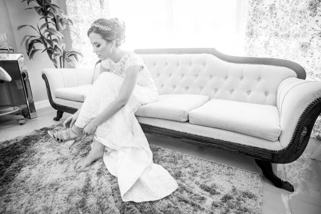 Noiva colocando o sapato, fotografia de casamento preto e branca, casamento em nova iguaçu, Rio de Janeiro