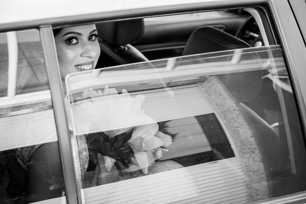 Noiva chegando na igreja para cerimônia casamento em Nova Iguaçu, rio de janeiro