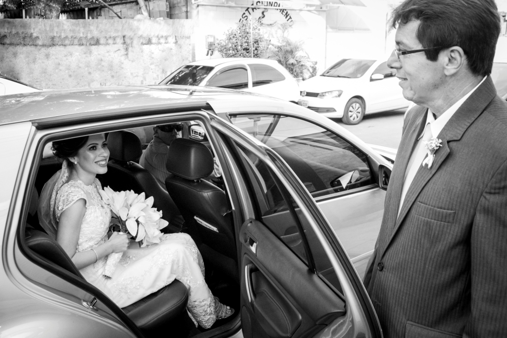 Noiva chegando na igreja, pai da noiva olhando no carro no dia do casamento em Nova Iguaçu, Rio de Janeiro