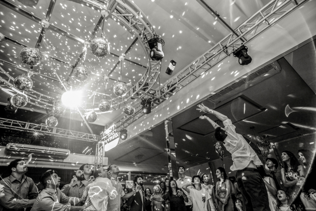 Festa de casamento noiva noivo jogando  garrafa de uísque para os convidados, fotografia preto e branca nova iguaçu, rio de janeiro