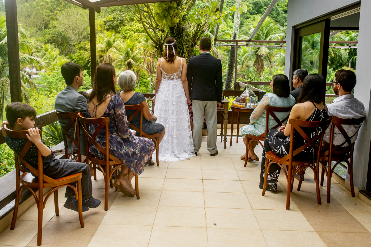 Nossa Casa Estúdio fotografia de casamento no rio de janeiro mini wedding na pandemia aonde fazer ideias para poucas pessoas cerimônia de casamento decoração rústica vestido branco terno local para celebrações niterói espaço arcadia fotógrafo 