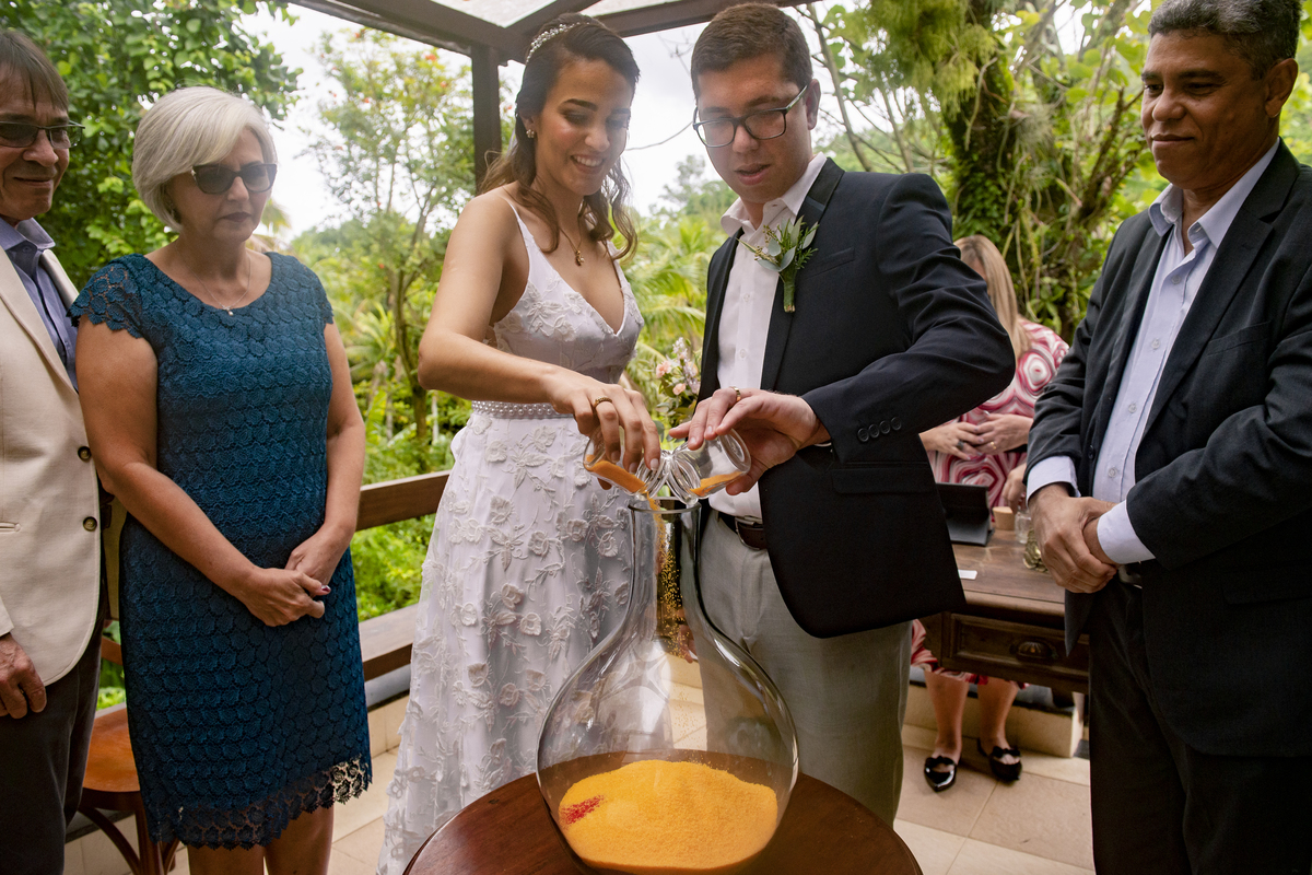 Nossa Casa Estúdio fotografia de casamento no rio de janeiro mini wedding na pandemia aonde fazer ideias para poucas pessoas cerimônia de casamento decoração rústica vestido branco terno local para celebrações niterói espaço arcadia fotógrafo areias