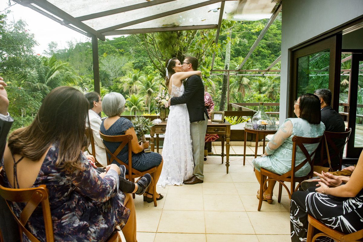 Nossa Casa Estúdio fotografia de casamento no rio de janeiro mini wedding na pandemia aonde fazer ideias para poucas pessoas cerimônia de casamento decoração rústica vestido branco terno local para celebrações niterói espaço arcadia fotógrafo 