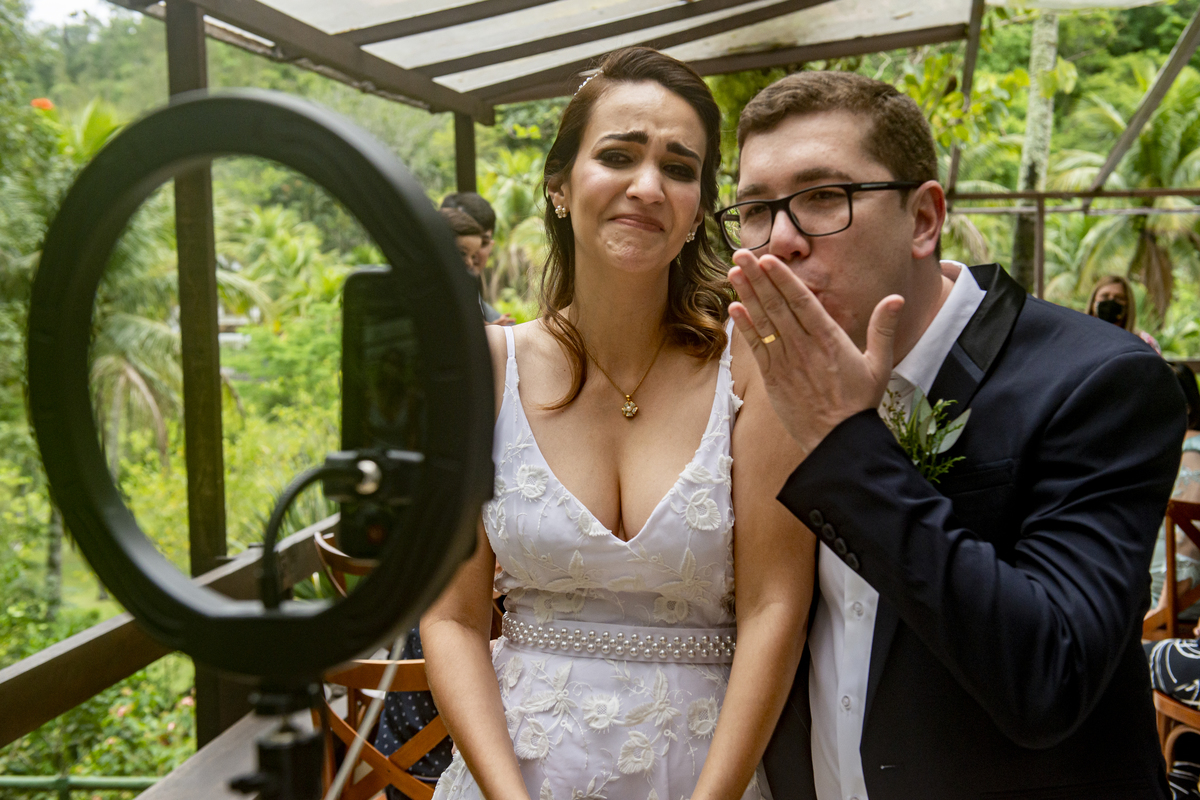 Nossa Casa Estúdio fotografia de casamento no rio de janeiro mini wedding na pandemia aonde fazer ideias para poucas pessoas cerimônia de casamento decoração rústica vestido branco terno local para celebrações niterói espaço arcadia fotógrafo 