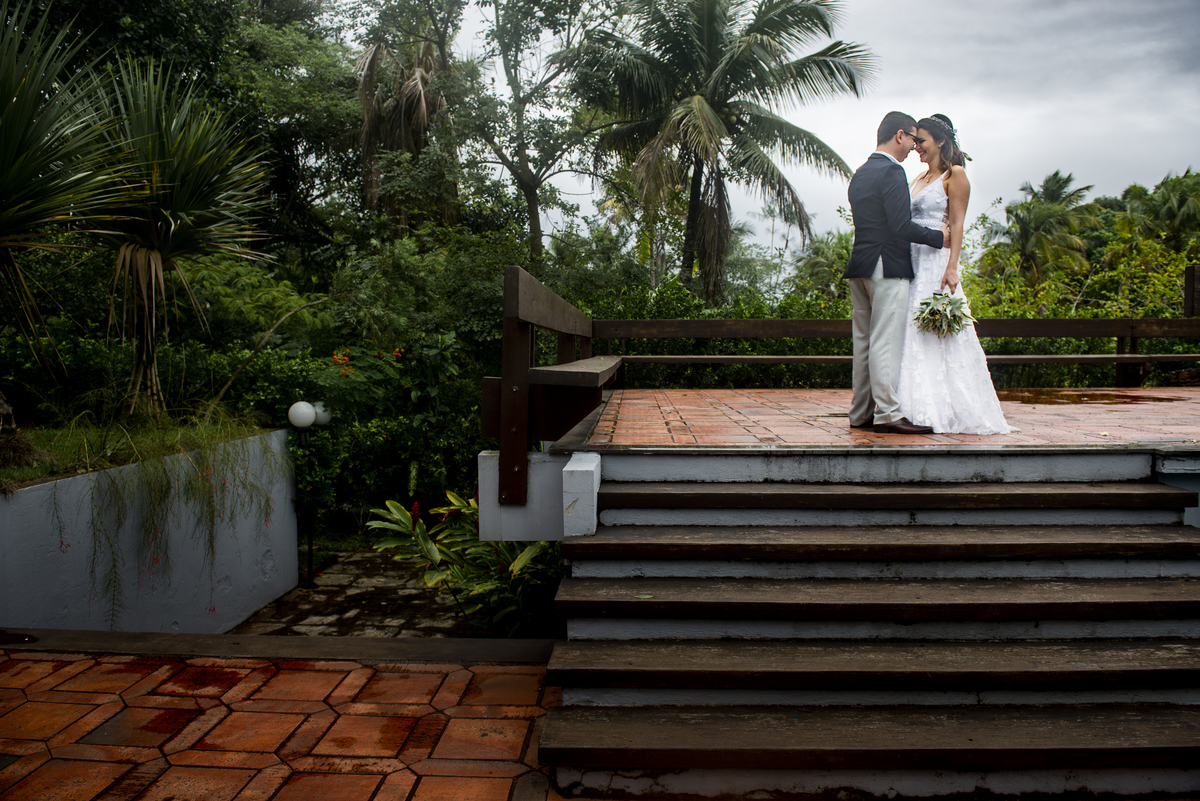 Nossa Casa Estúdio fotografia de casamento no rio de janeiro mini wedding na pandemia aonde fazer ideias para poucas pessoas cerimônia de casamento decoração rústica vestido branco terno local para celebrações niterói espaço arcadia fotógrafo 