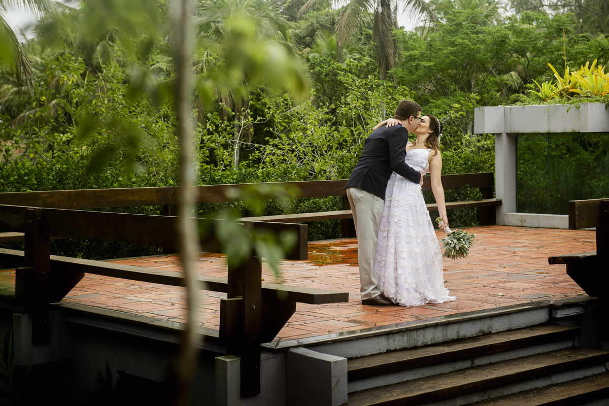 Nossa Casa Estúdio fotografia de casamento no rio de janeiro mini wedding na pandemia aonde fazer ideias para poucas pessoas cerimônia de casamento decoração rústica vestido branco terno local para celebrações niterói espaço arcadia fotógrafo 