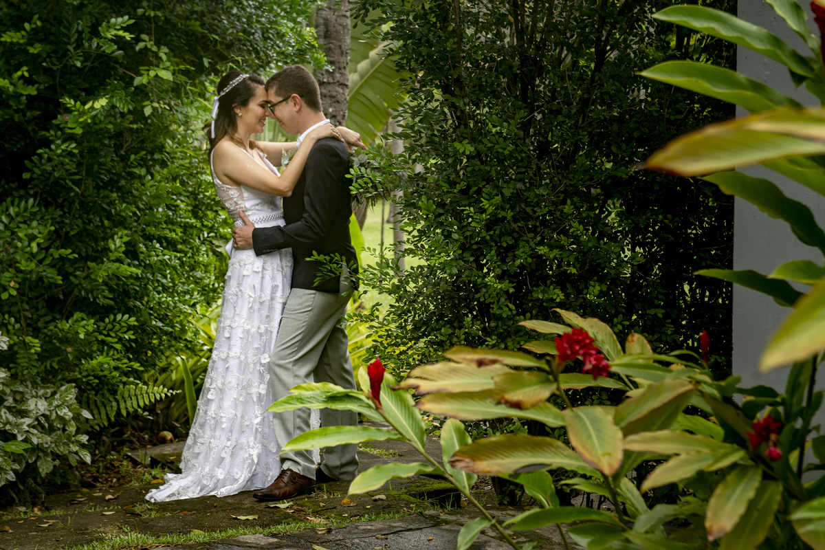 Nossa Casa Estúdio fotografia de casamento no rio de janeiro mini wedding na pandemia aonde fazer ideias para poucas pessoas cerimônia de casamento decoração rústica vestido branco terno local para celebrações niterói espaço arcadia fotógrafo 