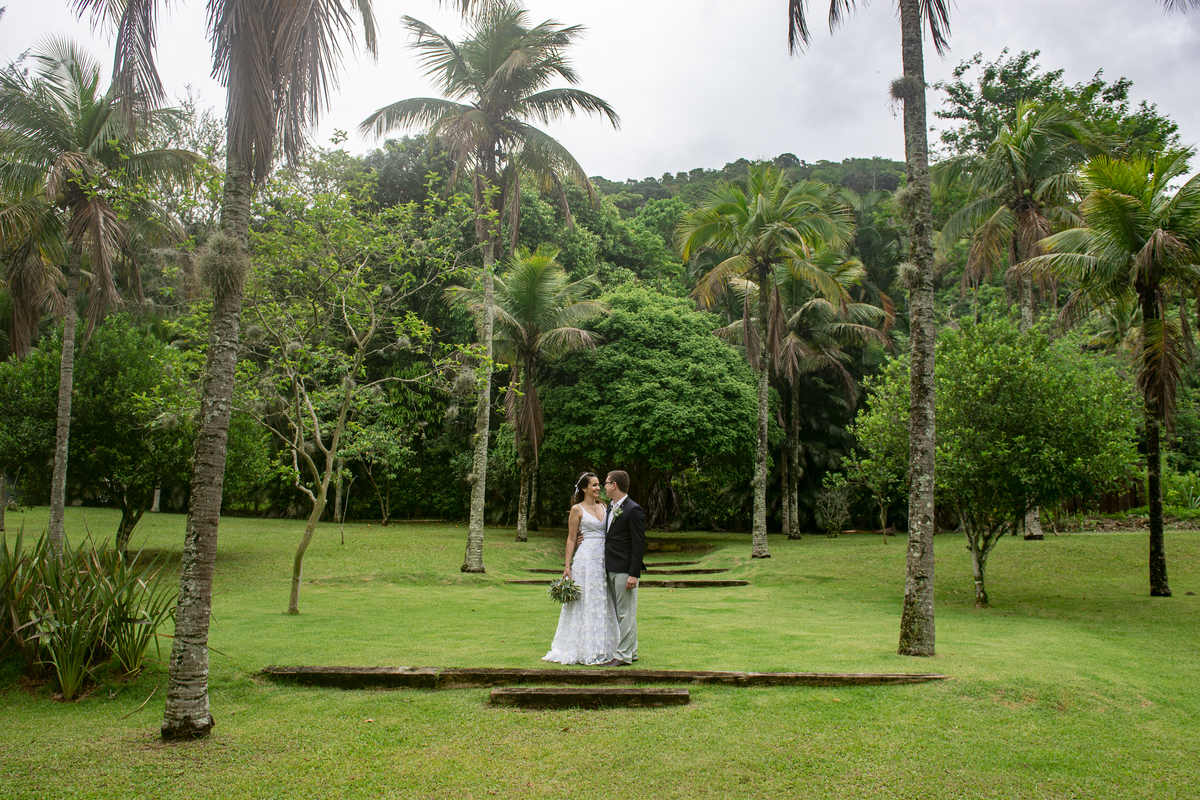 Nossa Casa Estúdio fotografia de casamento no rio de janeiro mini wedding na pandemia aonde fazer ideias para poucas pessoas cerimônia de casamento decoração rústica vestido branco terno local para celebrações niterói espaço arcadia fotógrafo 