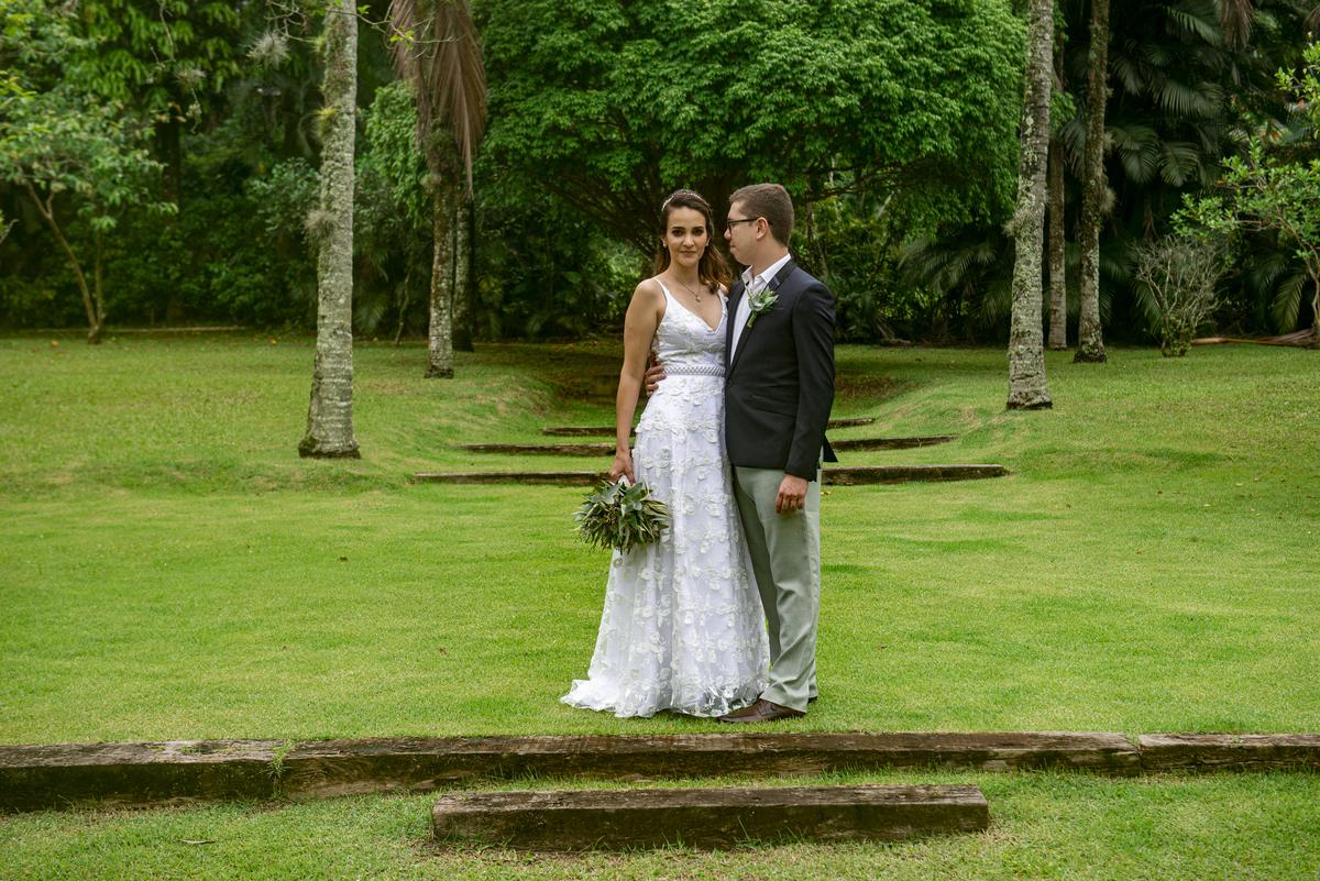 Nossa Casa Estúdio fotografia de casamento no rio de janeiro mini wedding na pandemia aonde fazer ideias para poucas pessoas cerimônia de casamento decoração rústica vestido branco terno local para celebrações niterói espaço arcadia fotógrafo 