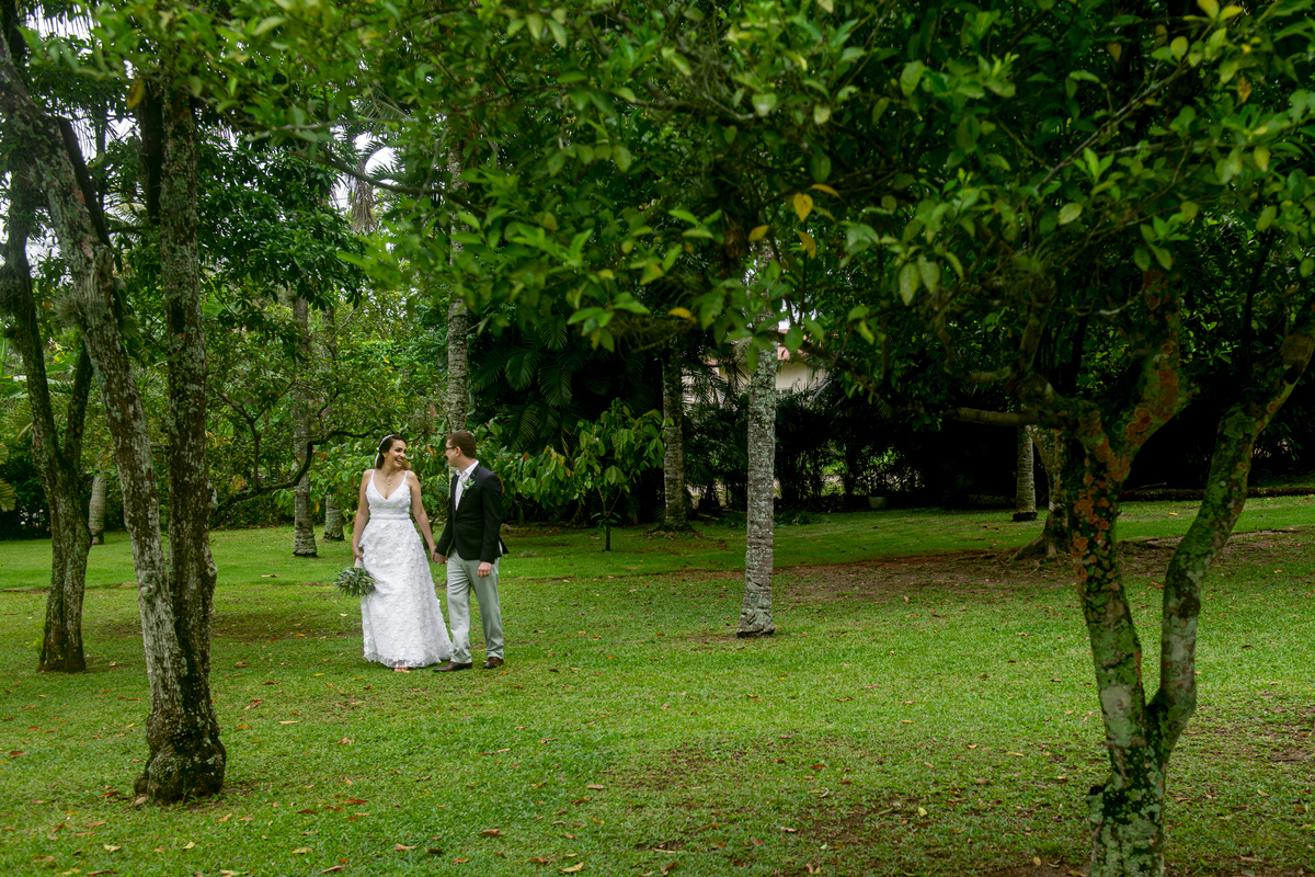 Nossa Casa Estúdio fotografia de casamento no rio de janeiro mini wedding na pandemia aonde fazer ideias para poucas pessoas cerimônia de casamento decoração rústica vestido branco terno local para celebrações niterói espaço arcadia fotógrafo 