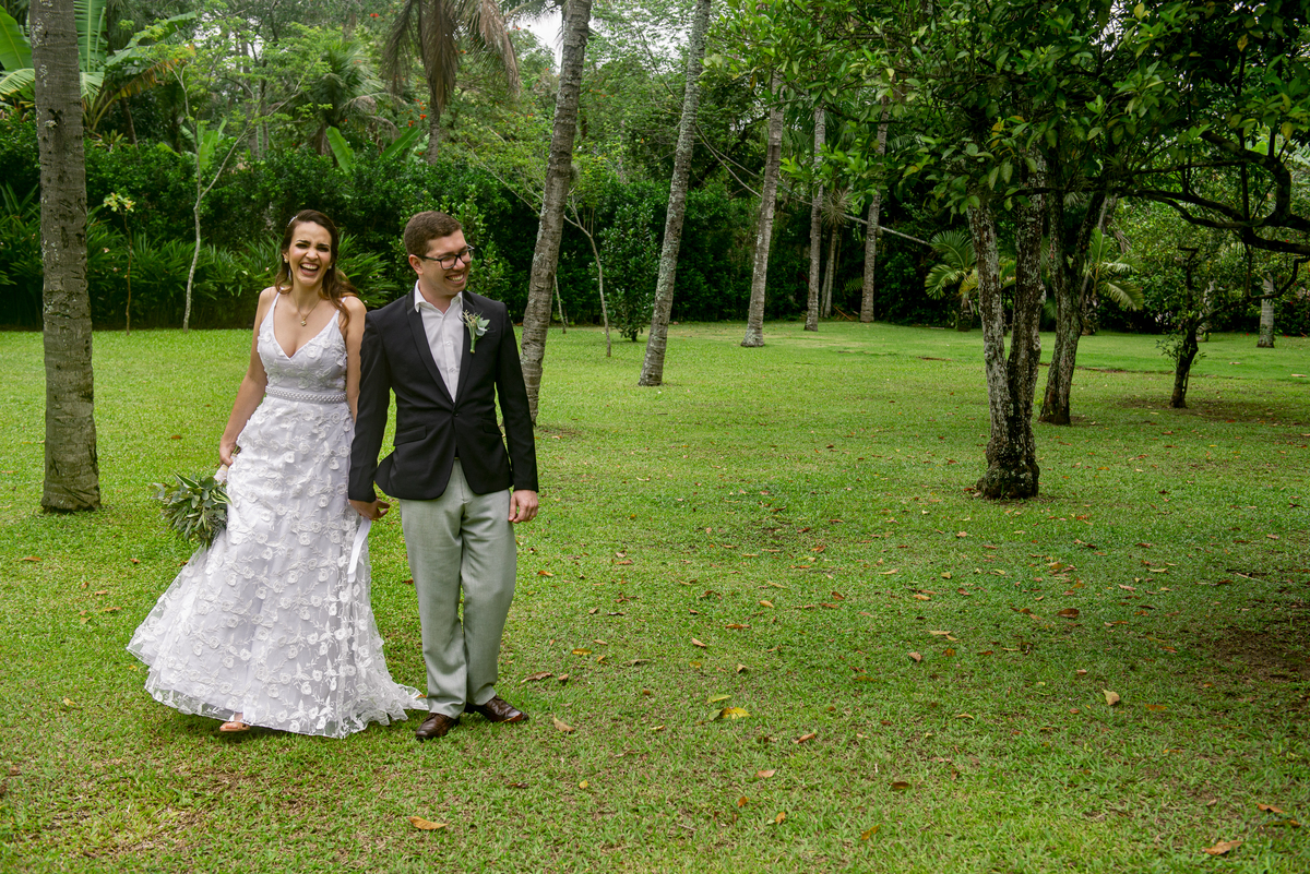 Nossa Casa Estúdio fotografia de casamento no rio de janeiro mini wedding na pandemia aonde fazer ideias para poucas pessoas cerimônia de casamento decoração rústica vestido branco terno local para celebrações niterói espaço arcadia fotógrafo 