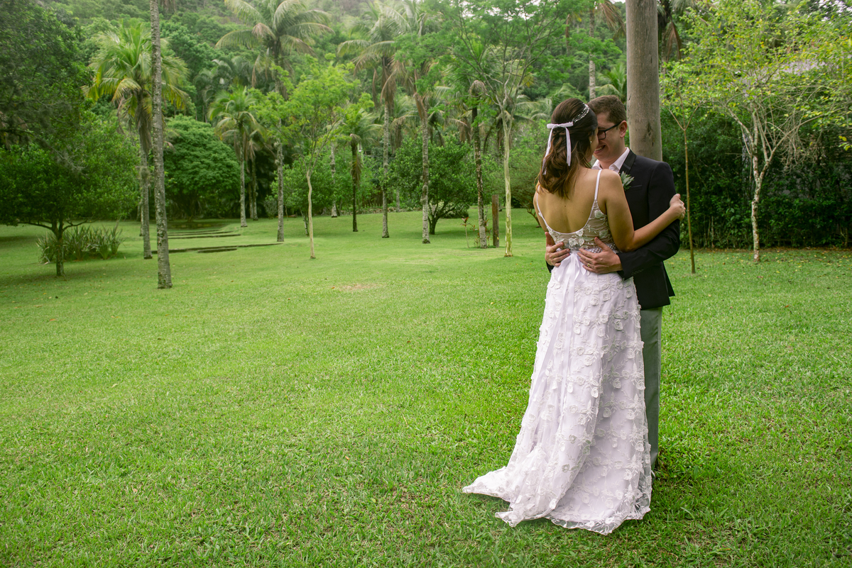 Nossa Casa Estúdio fotografia de casamento no rio de janeiro mini wedding na pandemia aonde fazer ideias para poucas pessoas cerimônia de casamento decoração rústica vestido branco terno local para celebrações niterói espaço arcadia fotógrafo 