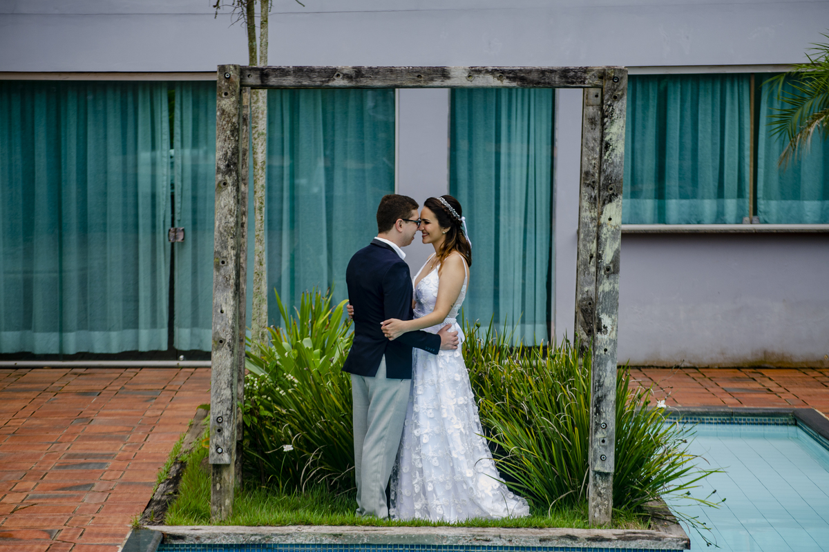 Nossa Casa Estúdio fotografia de casamento no rio de janeiro mini wedding na pandemia aonde fazer ideias para poucas pessoas cerimônia de casamento decoração rústica vestido branco terno local para celebrações niterói espaço arcadia fotógrafo 