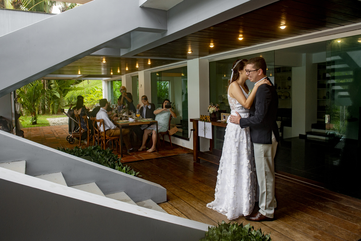Nossa Casa Estúdio fotografia de casamento no rio de janeiro mini wedding na pandemia aonde fazer ideias para poucas pessoas cerimônia de casamento decoração rústica vestido branco terno local para celebrações niterói espaço arcadia fotógrafo 
