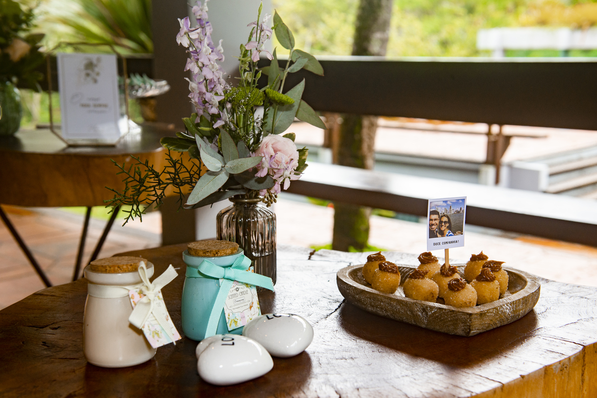 Nossa Casa Estúdio fotografia de casamento no rio de janeiro mini wedding na pandemia aonde fazer ideias para poucas pessoas cerimônia de casamento decoração rústica vestido branco terno local para celebrações niterói espaço arcadia fotógrafo 