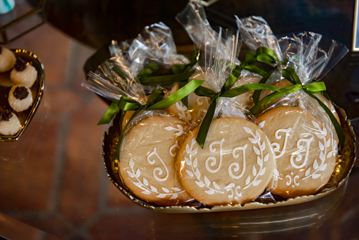 Nossa Casa Estúdio fotografia de casamento no rio de janeiro mini wedding na pandemia aonde fazer ideias para poucas pessoas cerimônia de casamento decoração rústica vestido branco terno local para celebrações niterói espaço arcadia fotógrafo 