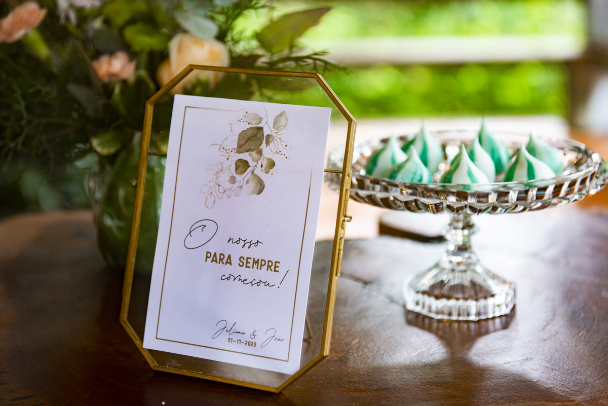 Nossa Casa Estúdio fotografia de casamento no rio de janeiro mini wedding na pandemia aonde fazer ideias para poucas pessoas cerimônia de casamento decoração rústica vestido branco terno local para celebrações niterói espaço arcadia fotógrafo 