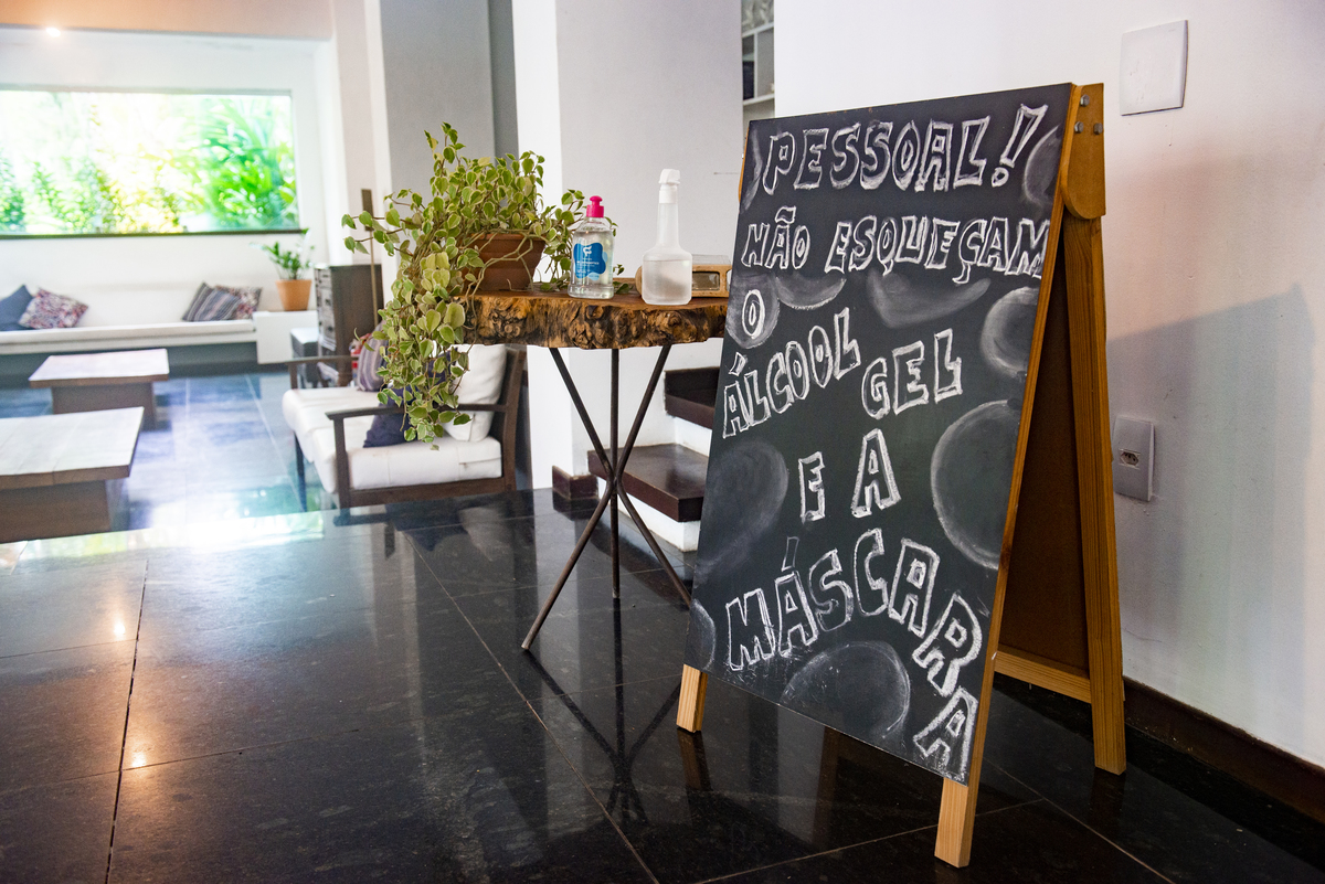 Nossa Casa Estúdio fotografia de casamento no rio de janeiro mini wedding na pandemia aonde fazer ideias para poucas pessoas cerimônia de casamento decoração rústica vestido branco terno local para celebrações niterói espaço arcadia fotógrafo 