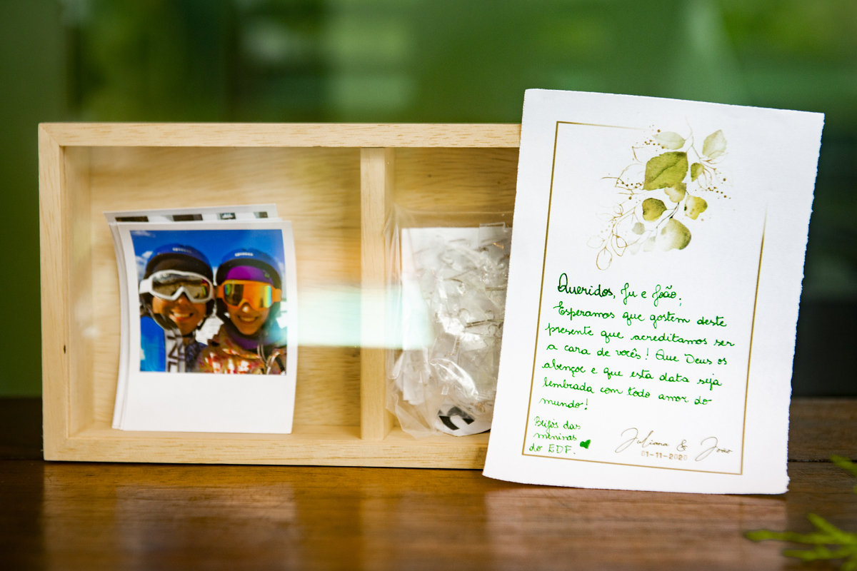 Nossa Casa Estúdio fotografia de casamento no rio de janeiro mini wedding na pandemia aonde fazer ideias para poucas pessoas cerimônia de casamento decoração rústica vestido branco terno local para celebrações niterói espaço arcadia fotógrafo 