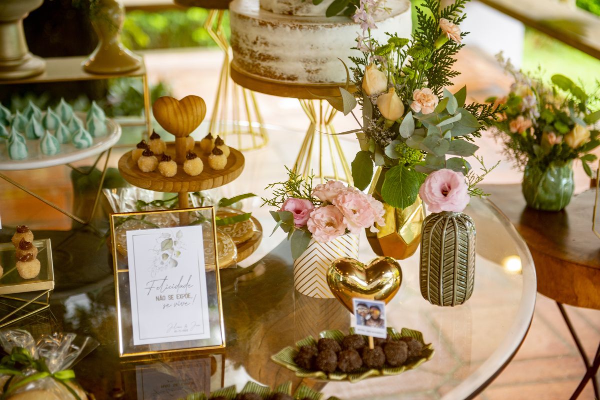 Nossa Casa Estúdio fotografia de casamento no rio de janeiro mini wedding na pandemia aonde fazer ideias para poucas pessoas cerimônia de casamento decoração rústica vestido branco terno local para celebrações niterói espaço arcadia fotógrafo 