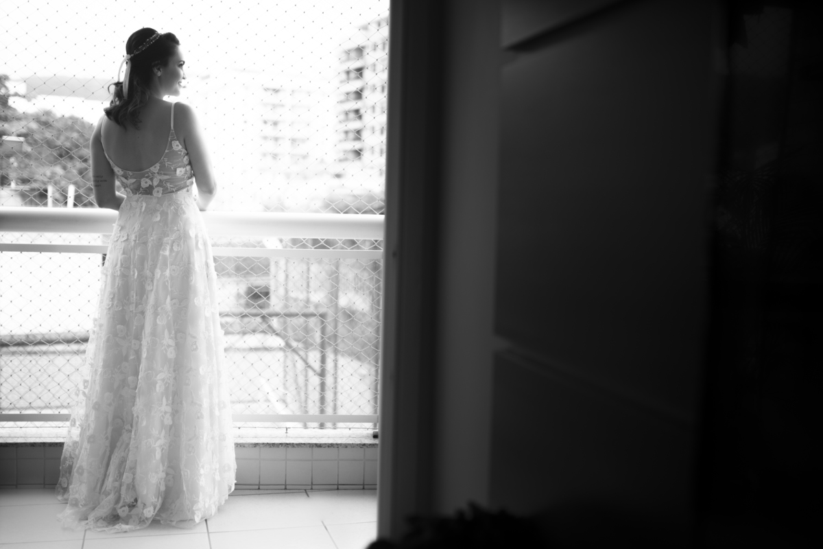 Nossa Casa Estúdio fotografia de casamento em Niterói e no Rio de Janeiro making of da noiva em casa na pandemia de vestido branco