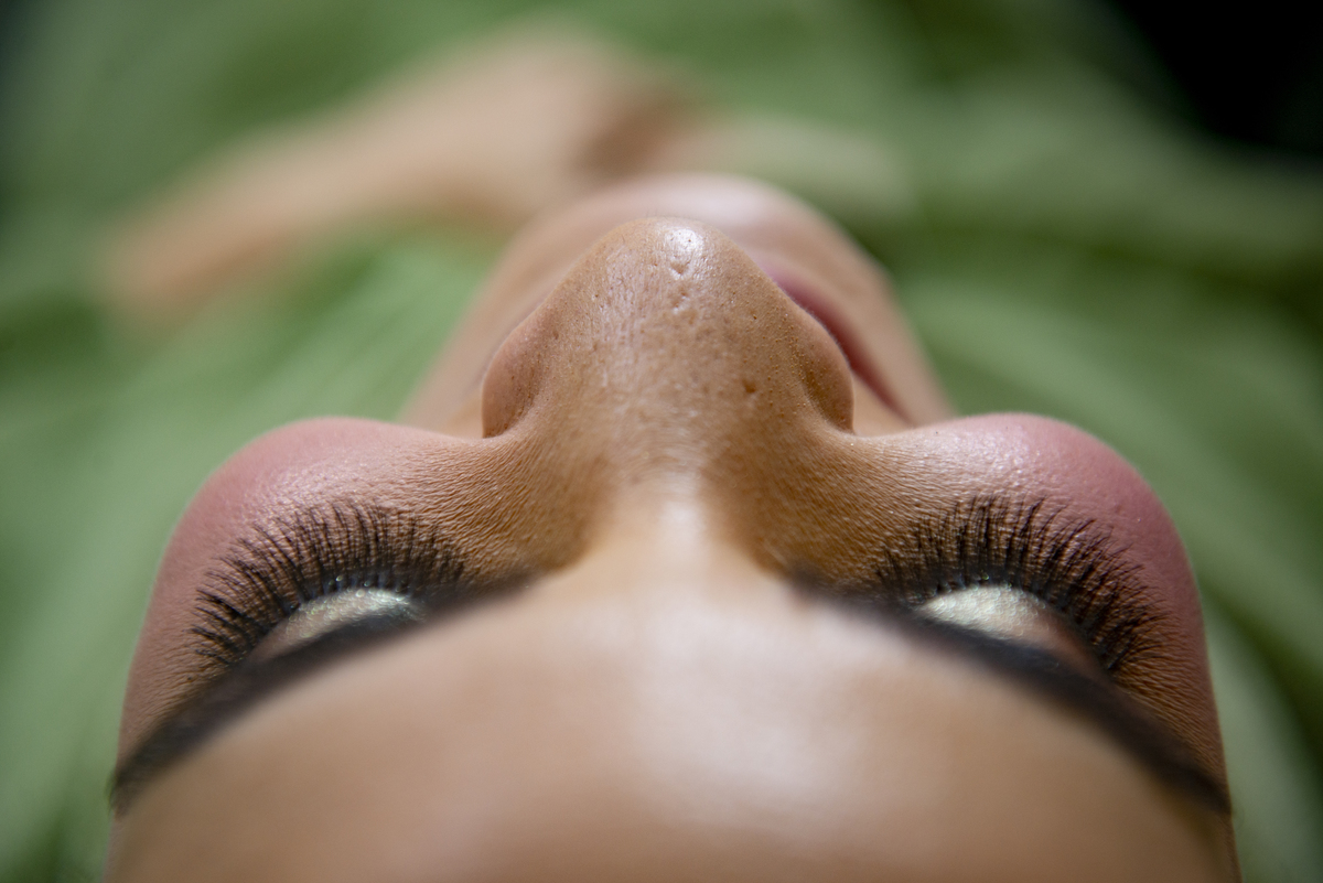 Nossa Casa Estúdio Rio de Janeiro Making Of da noiva casamento na pandemia vestido maquiagem lápis de olho fotografia de casamento fotógrafo em niterói