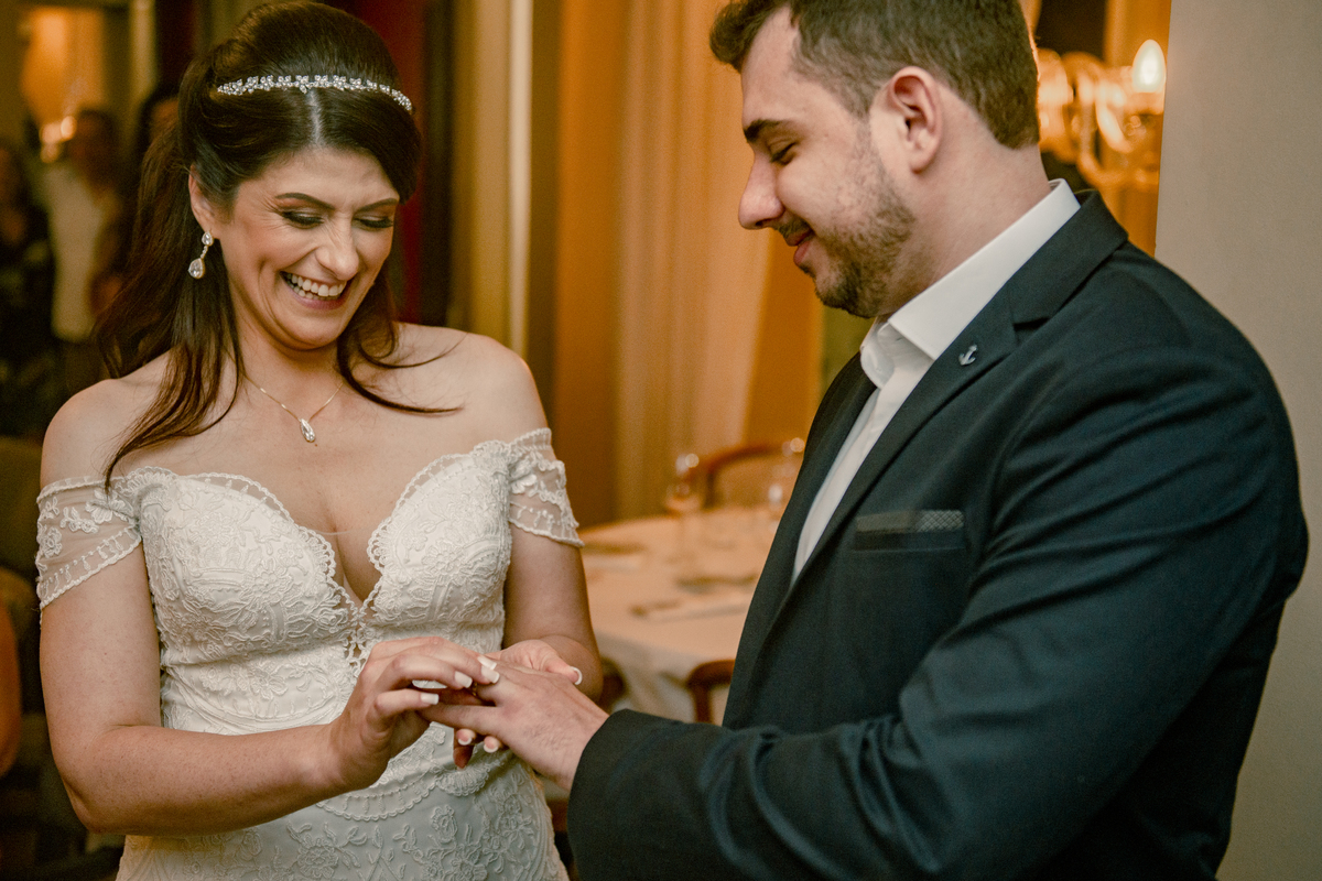 Nossa Casa Estúdio Fotografia de casamento fotógrafo em Niterói Rio de Janeiro casamento pequeno em restaurante destination wedding decoração bolo bem casado flores convidados casal na pandemia dicas para casamento restaurante Lishyantos São Francisco
