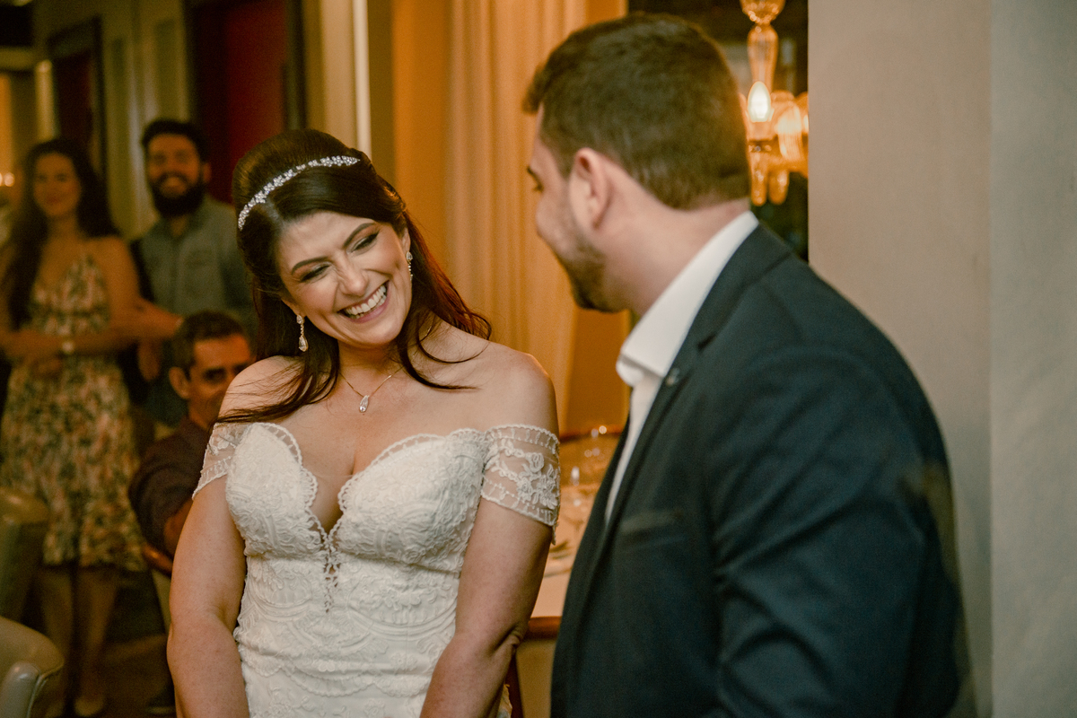 Nossa Casa Estúdio Fotografia de casamento fotógrafo em Niterói Rio de Janeiro casamento pequeno em restaurante destination wedding decoração bolo bem casado flores convidados casal na pandemia dicas para casamento restaurante Lishyantos São Francisco