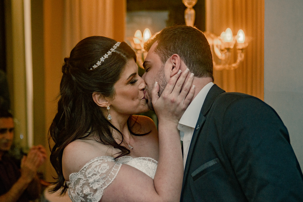 Nossa Casa Estúdio Fotografia de casamento fotógrafo em Niterói Rio de Janeiro casamento pequeno em restaurante destination wedding decoração bolo bem casado flores convidados casal na pandemia dicas para casamento restaurante Lishyantos São Francisco