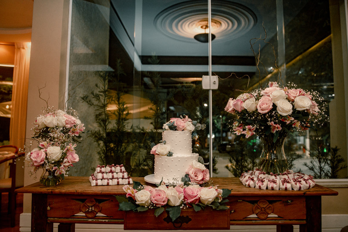 Nossa Casa Estúdio Fotografia de casamento fotógrafo em Niterói Rio de Janeiro casamento pequeno em restaurante destination wedding decoração bolo bem casado flores convidados casal na pandemia dicas para casamento restaurante Lishyantos São Francisco