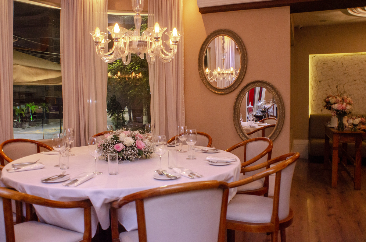 Nossa Casa Estúdio Fotografia de casamento fotógrafo em Niterói Rio de Janeiro casamento pequeno em restaurante destination wedding decoração bolo bem casado flores convidados casal na pandemia dicas para casamento