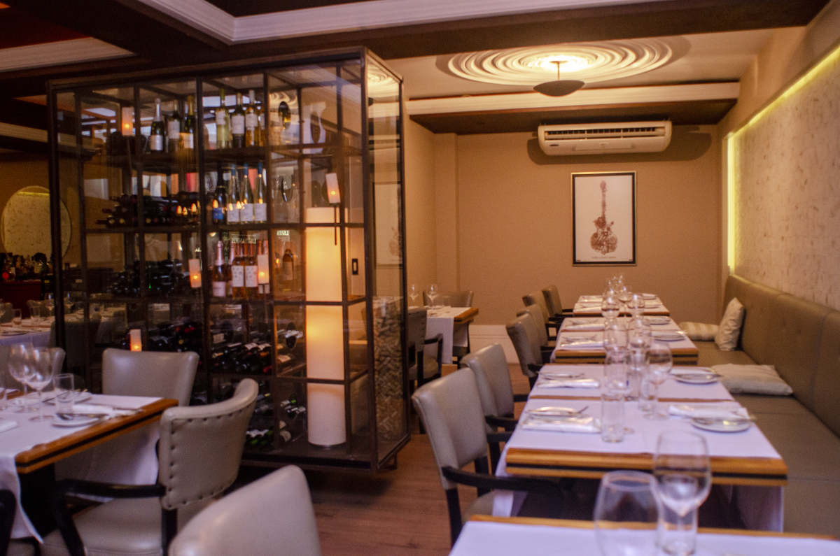 Nossa Casa Estúdio Fotografia de casamento fotógrafo em Niterói Rio de Janeiro casamento pequeno em restaurante destination wedding decoração bolo bem casado flores convidados casal na pandemia dicas para casamento restaurante Lishyantos São Francisco