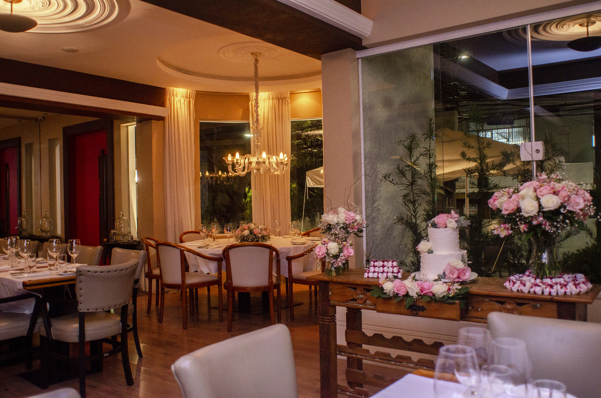 Nossa Casa Estúdio Fotografia de casamento fotógrafo em Niterói Rio de Janeiro casamento pequeno em restaurante destination wedding decoração bolo bem casado flores convidados casal na pandemia dicas para casamento restaurante Lishyantos São Francisco