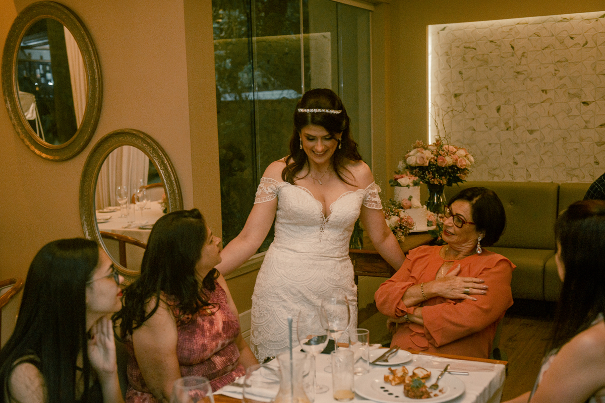 Nossa Casa Estúdio Fotografia de casamento fotógrafo em Niterói Rio de Janeiro casamento pequeno em restaurante destination wedding decoração bolo bem casado flores convidados casal na pandemia dicas para casamento restaurante Lishyantos São Francisco