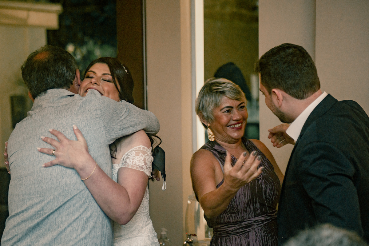 Nossa Casa Estúdio Fotografia de casamento fotógrafo em Niterói Rio de Janeiro casamento pequeno em restaurante destination wedding decoração bolo bem casado flores convidados casal na pandemia dicas para casamento restaurante Lishyantos São Francisco