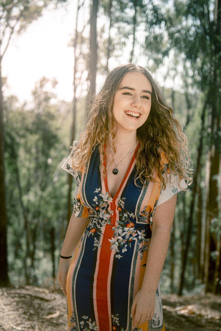 Nossa Casa Estúdio fotografia de 15 anos debutante em Niterói Rio de Janeiro ensaio externo no campo na praia na floresta vestido festa de debutante