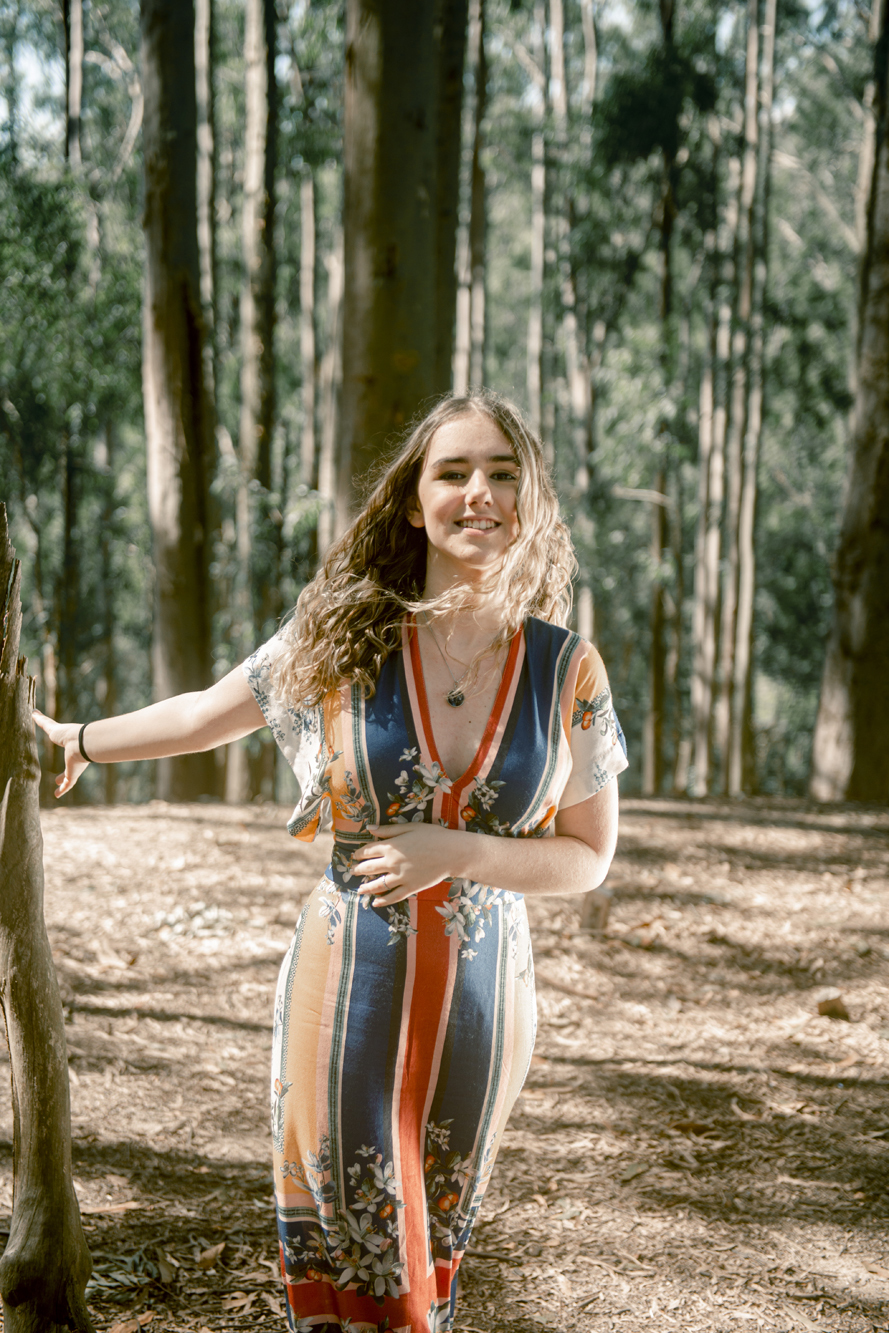 Nossa Casa Estúdio fotografia de 15 anos debutante em Niterói Rio de Janeiro ensaio externo no campo na praia na floresta vestido festa de debutante