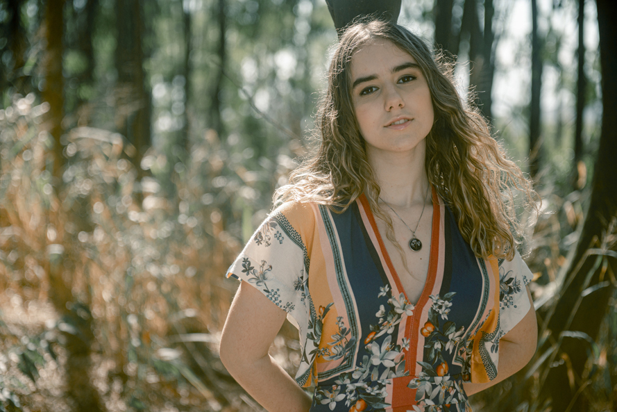 Nossa Casa Estúdio fotografia de 15 anos debutante em Niterói Rio de Janeiro ensaio externo no campo na praia na floresta vestido festa de debutante