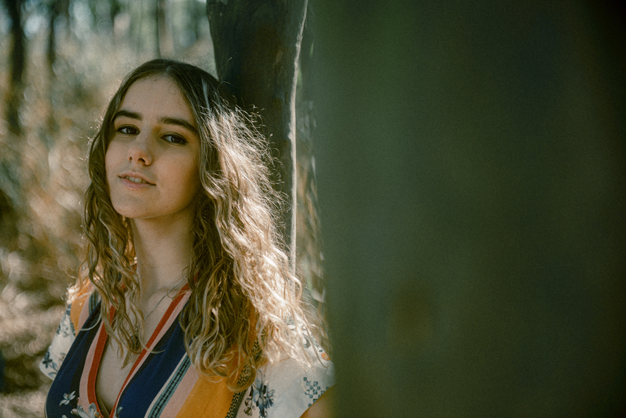 Nossa Casa Estúdio fotografia de 15 anos debutante em Niterói Rio de Janeiro ensaio externo no campo na praia na floresta vestido festa de debutante