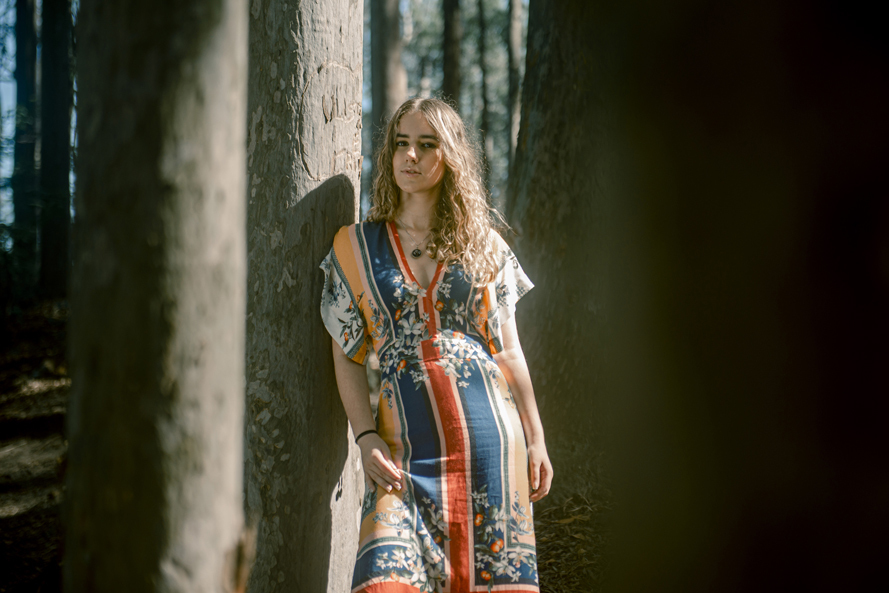Nossa Casa Estúdio fotografia de 15 anos debutante em Niterói Rio de Janeiro ensaio externo no campo na praia na floresta vestido festa de debutante