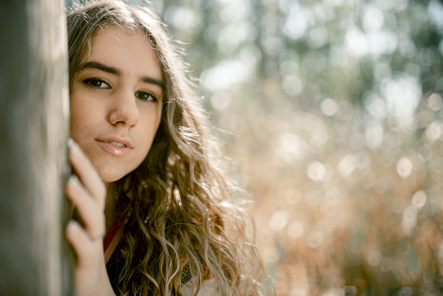 Nossa Casa Estúdio fotografia de 15 anos debutante em Niterói Rio de Janeiro ensaio externo no campo na praia na floresta vestido festa de debutante