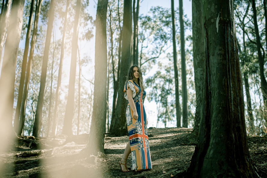 Nossa Casa Estúdio fotografia de 15 anos debutante em Niterói Rio de Janeiro ensaio externo no campo na praia na floresta vestido festa de debutante