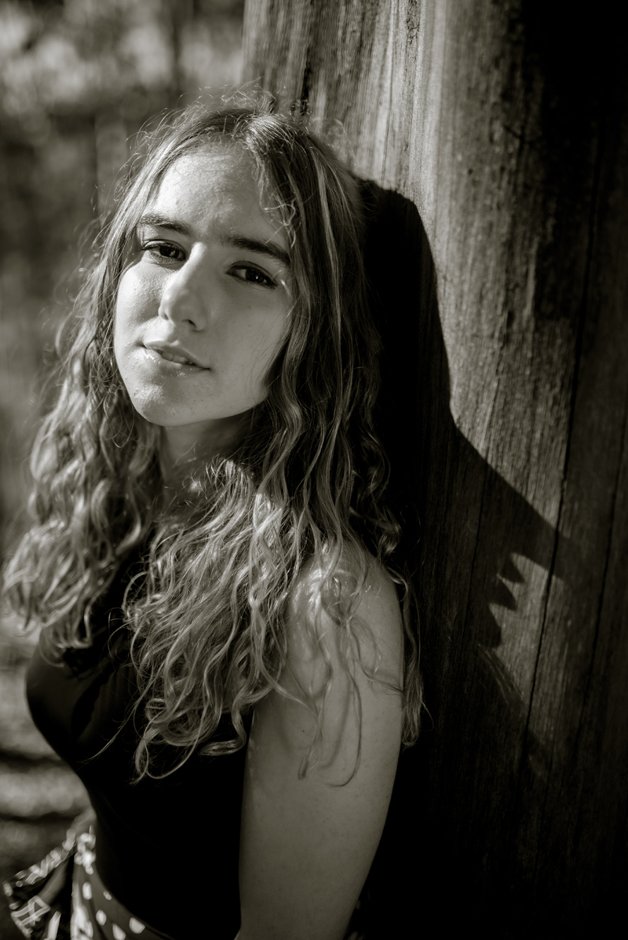 Nossa Casa Estúdio fotografia de 15 anos debutante em Niterói Rio de Janeiro ensaio externo no campo na praia na floresta vestido festa de debutante
