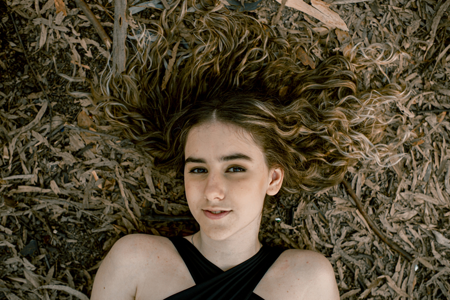 Nossa Casa Estúdio fotografia de 15 anos debutante em Niterói Rio de Janeiro ensaio externo no campo na praia na floresta vestido festa de debutante