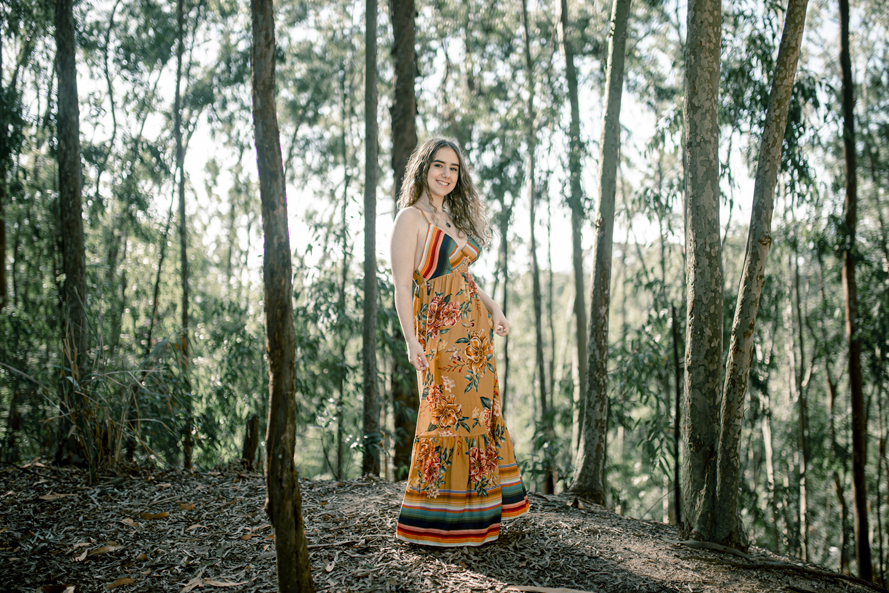 Nossa Casa Estúdio fotografia de 15 anos debutante em Niterói Rio de Janeiro ensaio externo no campo na praia na floresta vestido festa de debutante