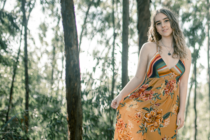 Nossa Casa Estúdio fotografia de 15 anos debutante em Niterói Rio de Janeiro ensaio externo no campo na praia na floresta vestido festa de debutante