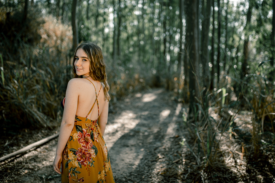 Nossa Casa Estúdio fotografia de 15 anos debutante em Niterói Rio de Janeiro ensaio externo no campo na praia na floresta vestido festa de debutante