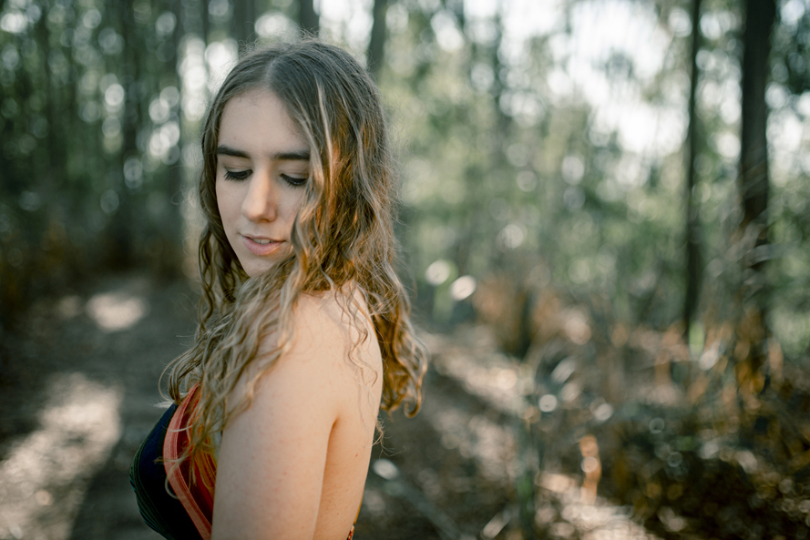 Nossa Casa Estúdio fotografia de 15 anos debutante em Niterói Rio de Janeiro ensaio externo no campo na praia na floresta vestido festa de debutante